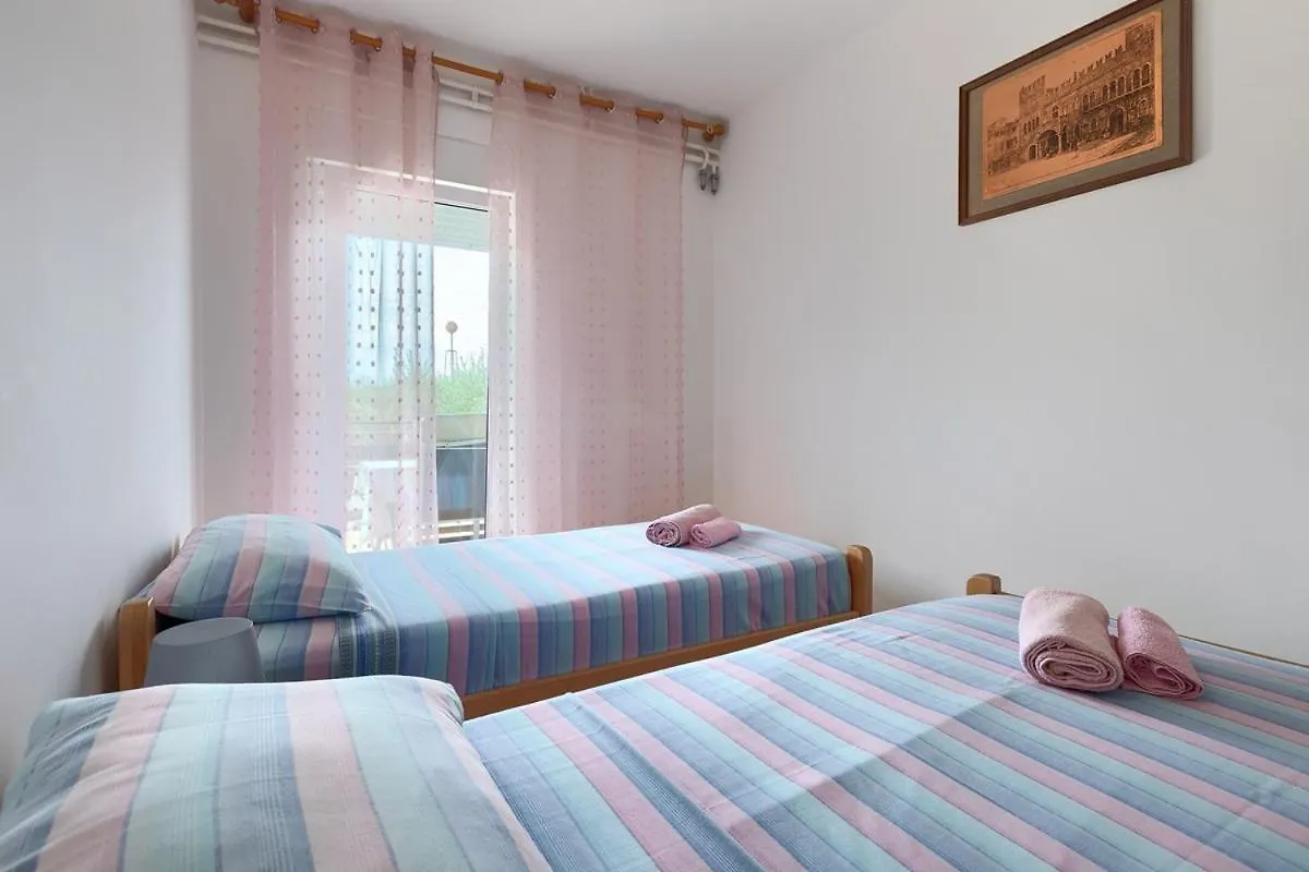Apartments Erla Banjole 0*,  Croatia